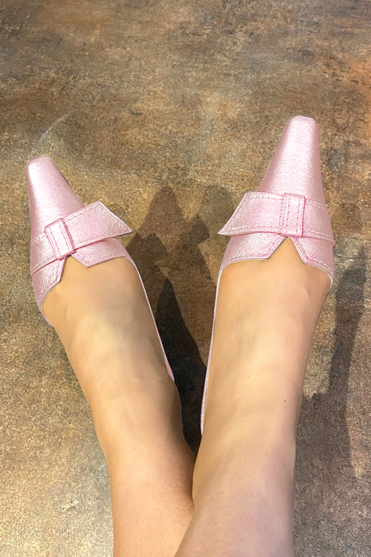 Light pink women's slingback shoes. Tapered toe. Medium spool heels. Worn view - Florence KOOIJMAN